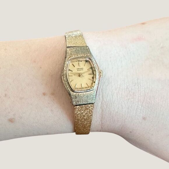 Vintage SEIKO Gold Tone Dainty Watch - Picture 1 of 4